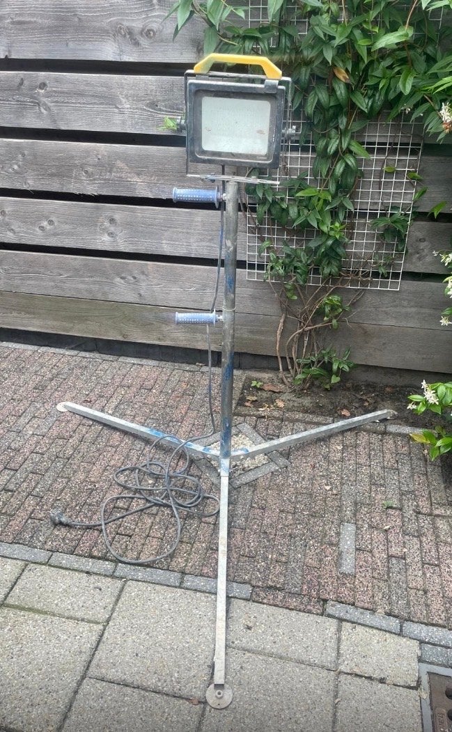 Bouwlamp / Halogeenlamp op statief, Gebruikt, Met statief, Ophalen of Verzenden, Lamp met armatuur