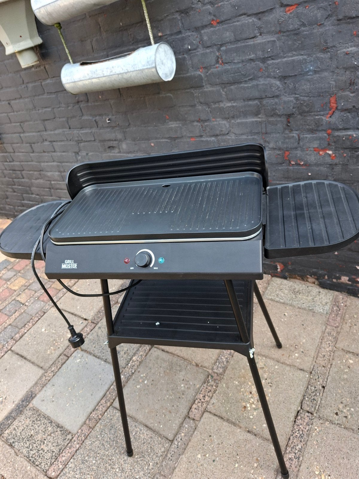 Tka. Een zgan. Barbecue, Ophalen, Kunststof, Rond, Zo goed als nieuw