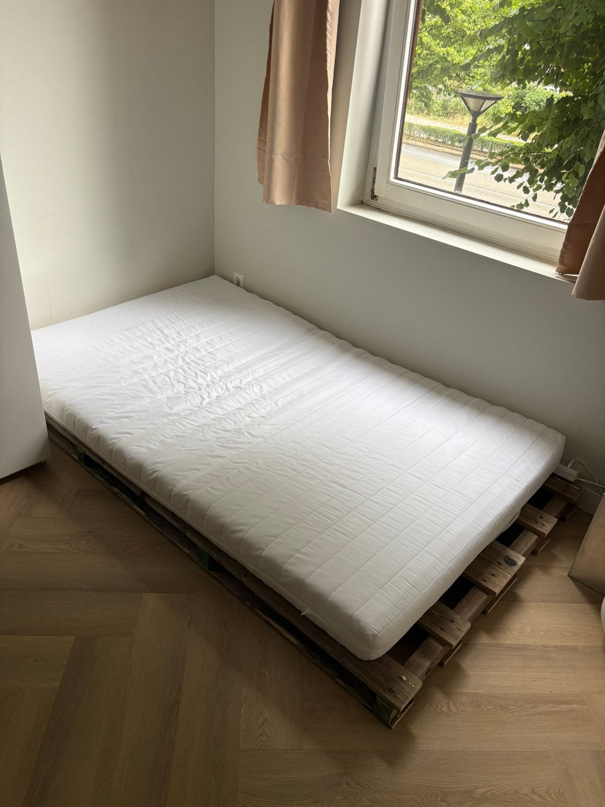 140x200 matras met bijpassende houten pallet, Ophalen, Zo goed als nieuw, Tweepersoons, 140 cm