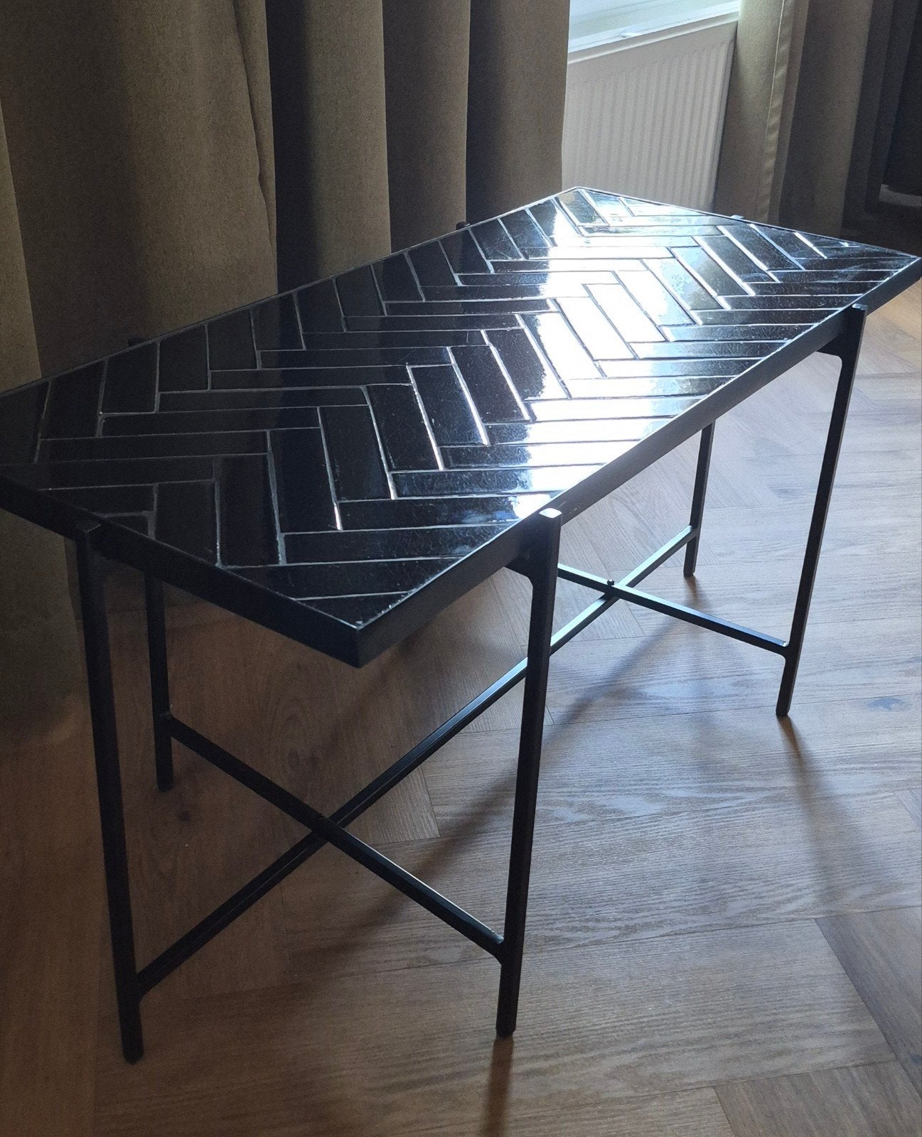 Stijlvolle koffie/salontafel van Karwei met visgraatpatroon, Huis en Inrichting, Tafels | Salontafels, Gebruikt, Minder dan 50 cm