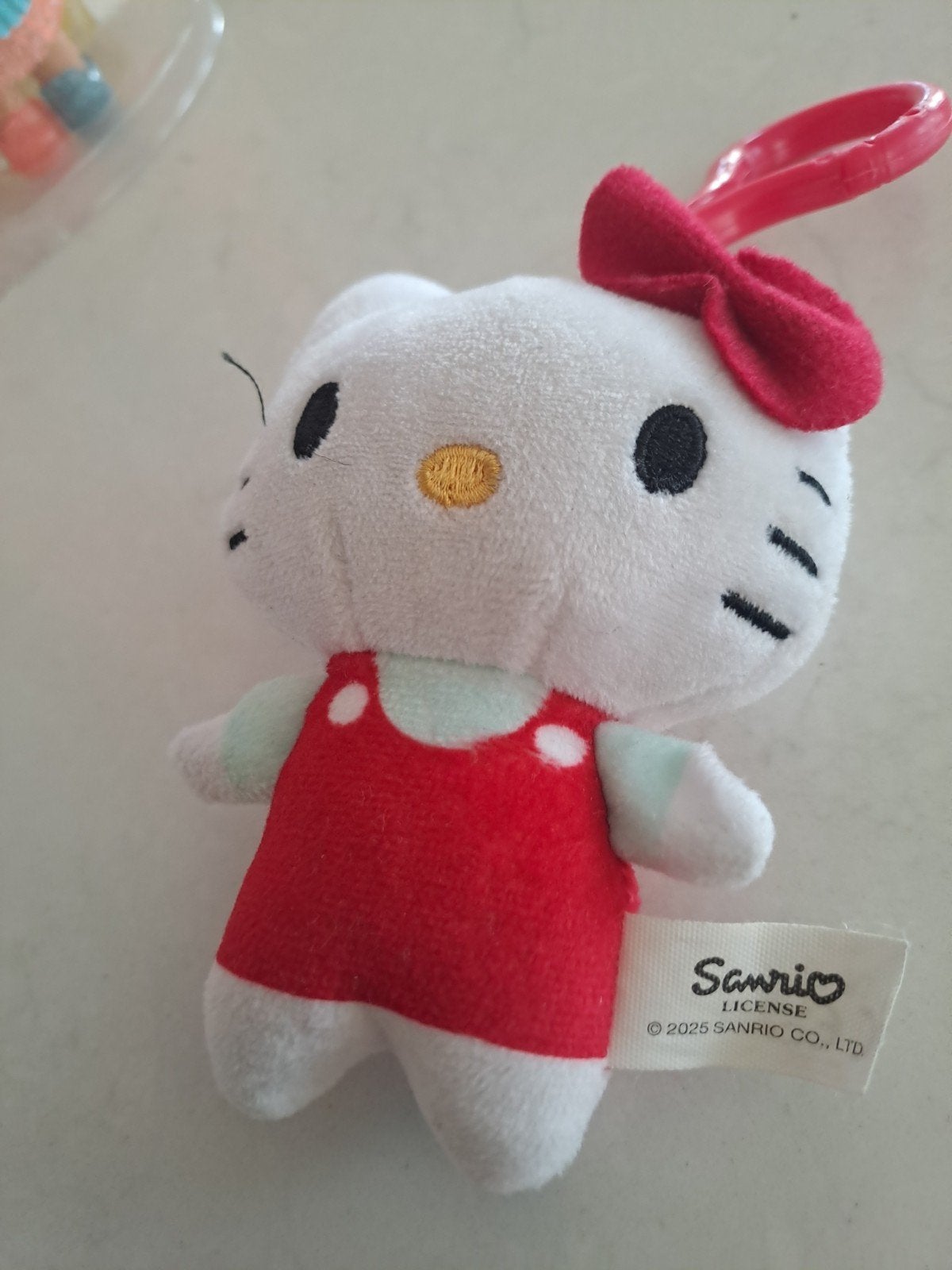 Hello Kitty knuffeltje met clip - rood jurkje, Overige merken, Ophalen of Verzenden, Zo goed als nieuw, Kat