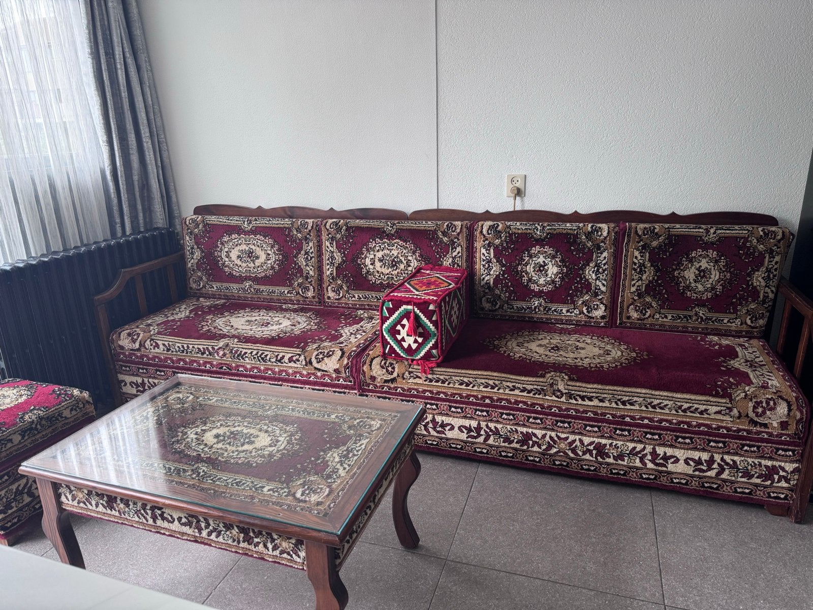 Turkse bankstel met salontafel en poef, Ophalen, Gebruikt, Driepersoons, 75 tot 100 cm