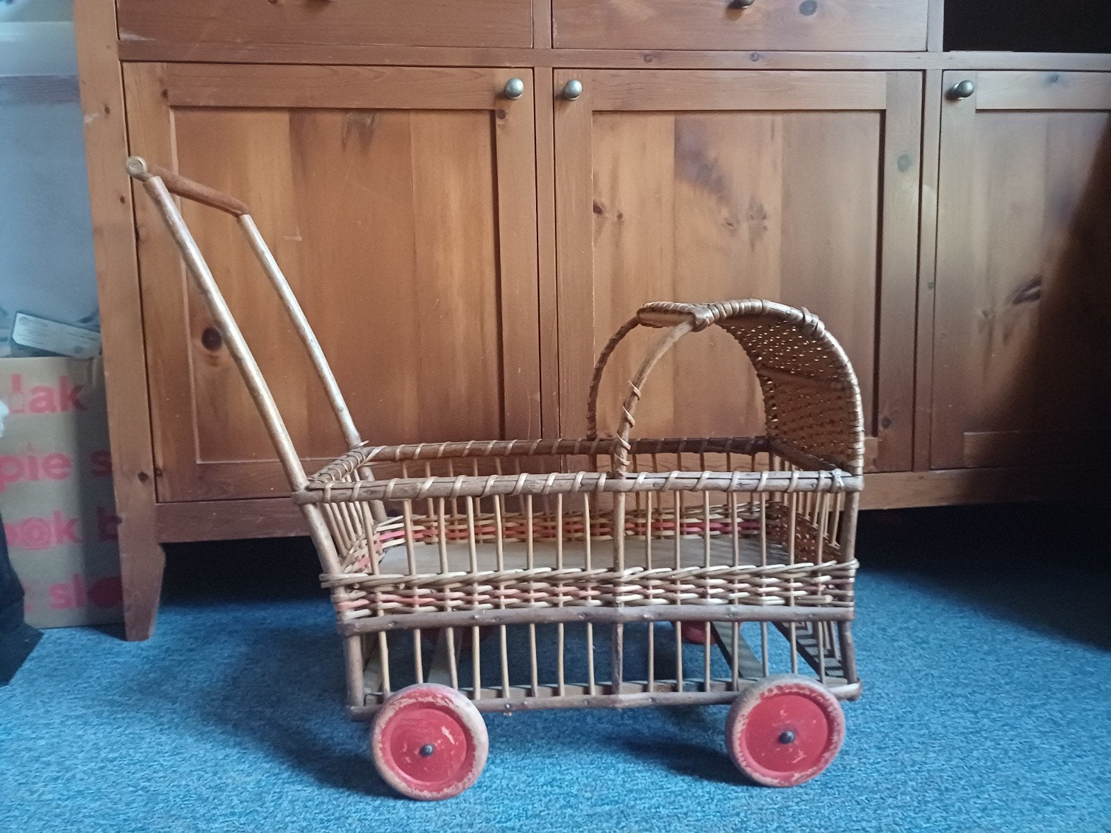 Vintage rieten poppenwagen met houten wielen, Ophalen of Verzenden, Gebruikt, Babypop