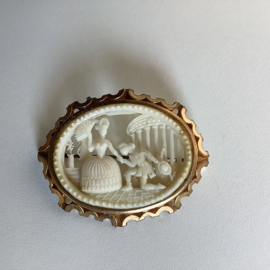 Vintage celluloid broche met romantisch koppel, Ophalen of Verzenden, Zo goed als nieuw, 4 tot 7 cm, Overige materialen