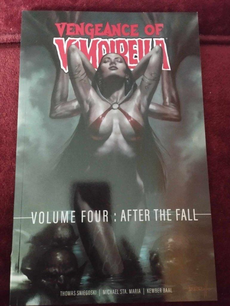 Vengeance of Vampirella vol 4 tpb, Boeken, Amerika, Zo goed als nieuw, Tom sniegoski, Ophalen