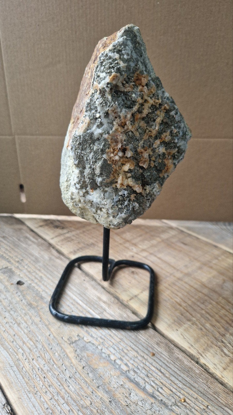 Pyriet & Calciet Mineraal op Standaard (19 cm - 819g), Ophalen of Verzenden