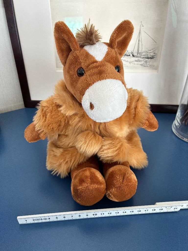 Pluche paard met jasje, Kinderen en Baby's, Speelgoed | Knuffels en Pluche, Paard, Ophalen of Verzenden, Zo goed als nieuw, Middelgroot (20 tot 80 cm)