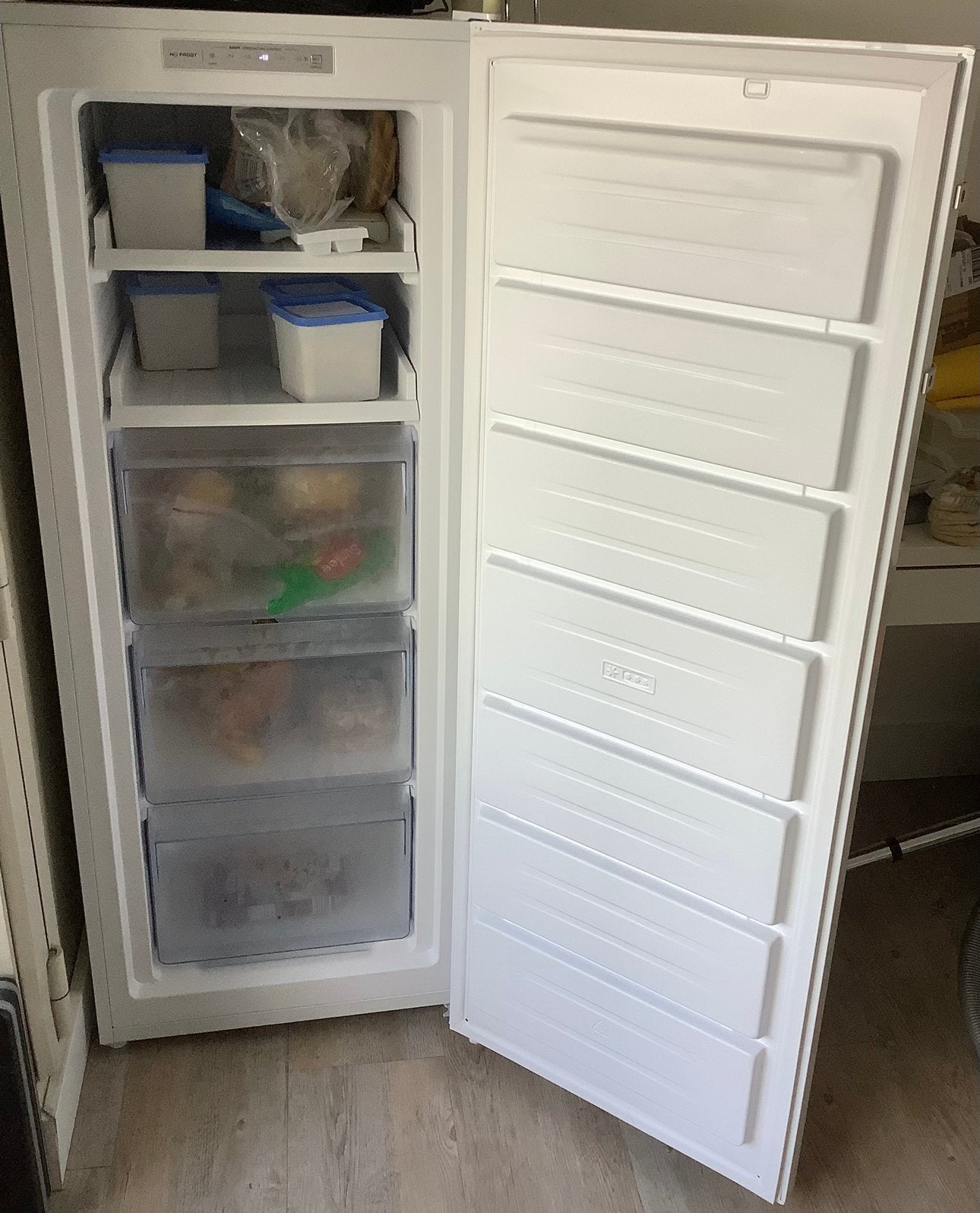 Vriezer mooi schoon en onbeschadigt 2 jaar tekoop naar16 jun, Minder dan 60 cm, Zo goed als nieuw, 140 tot 160 cm, Vrijstaand