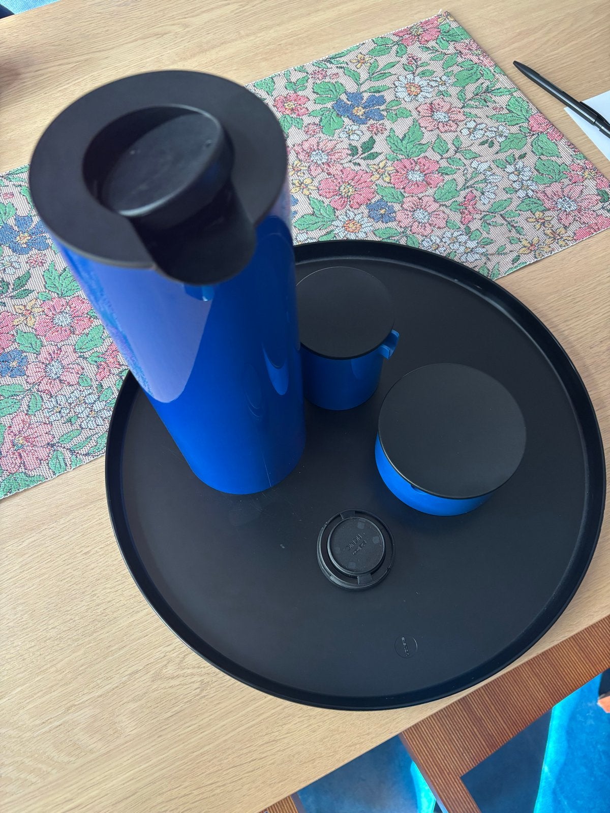 Stelton EM77 set – Helderblauw – bijna nieuw – incl. dienbla, Ophalen, Kunststof, Zo goed als nieuw, Overige merken