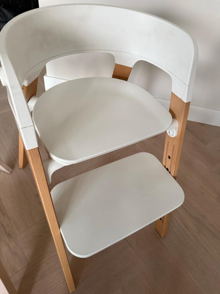 Stokke Steps Stoel - Wit met Houten Poten, Ophalen of Verzenden, Zo goed als nieuw, Meegroeistoel, Aanschuifbaar