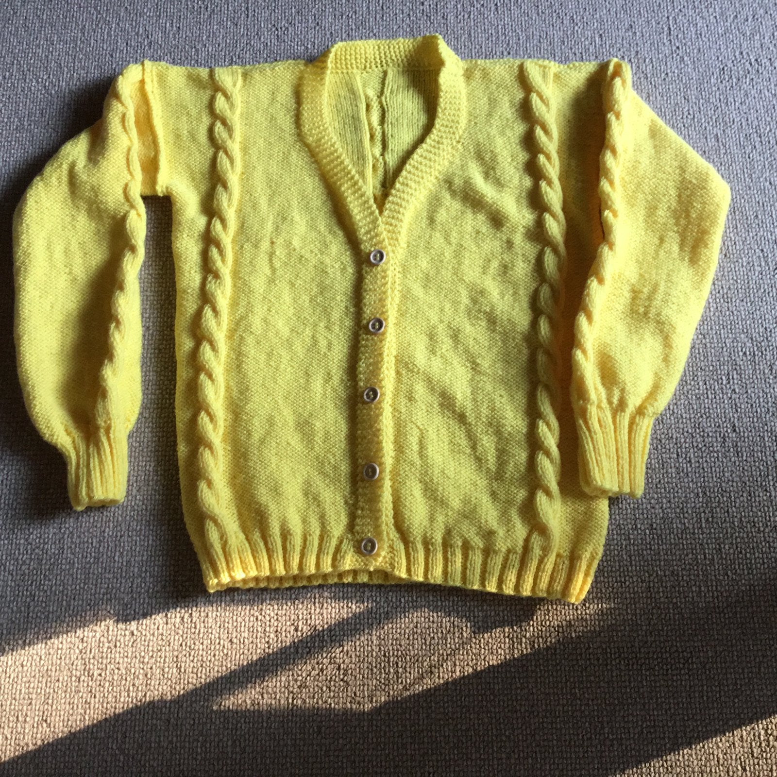 Handgebreid zachtgeel kabelvest, maat 42/44, Kleding | Dames, Truien en Vesten, Ophalen of Verzenden, Zo goed als nieuw, Maat 42/44 (L)