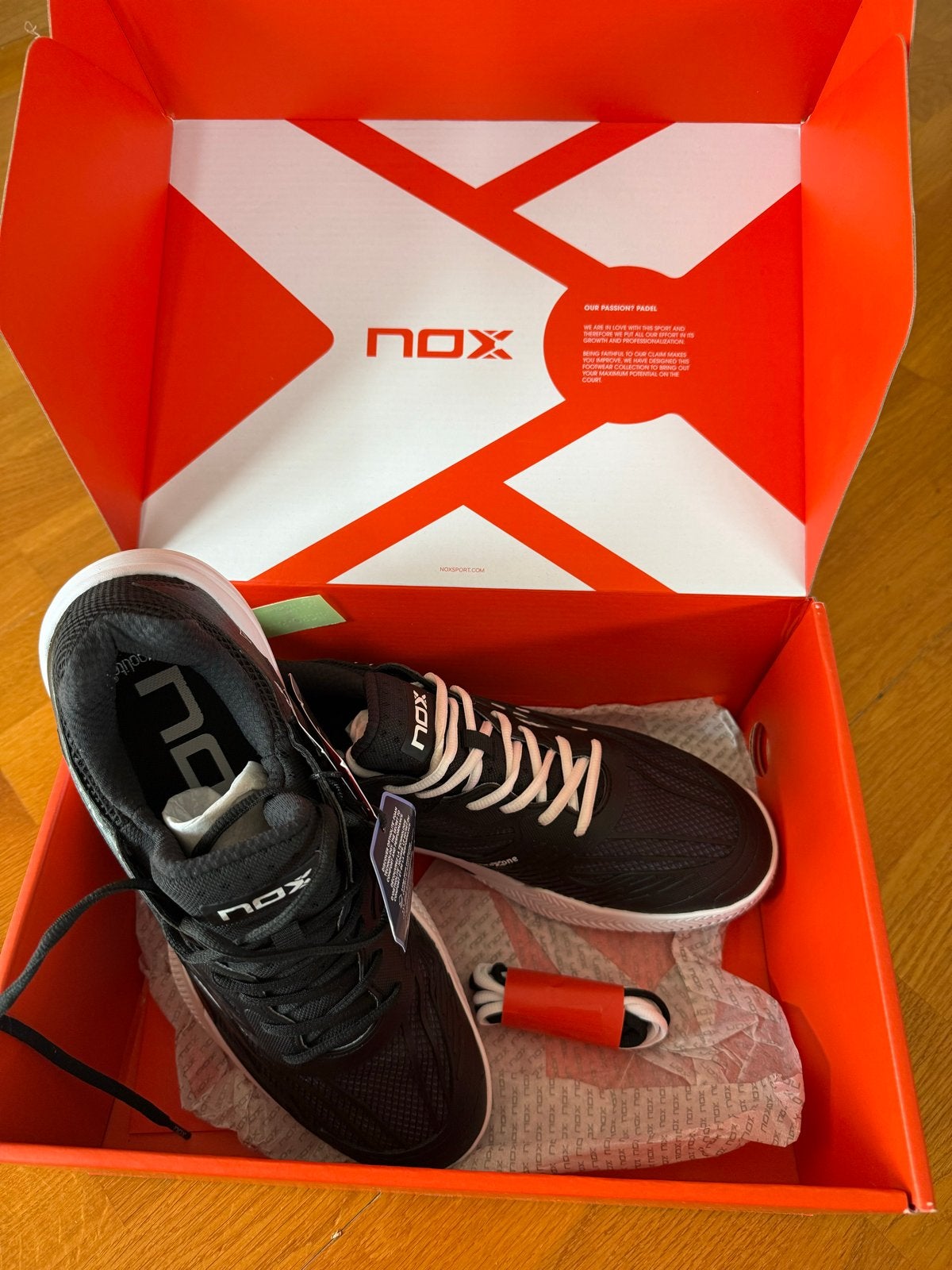 Nieuwe NOX AT10 LUX Padel Schoenen - Maat 44, Ophalen, Nieuw, Zwart, Sneakers of Gympen