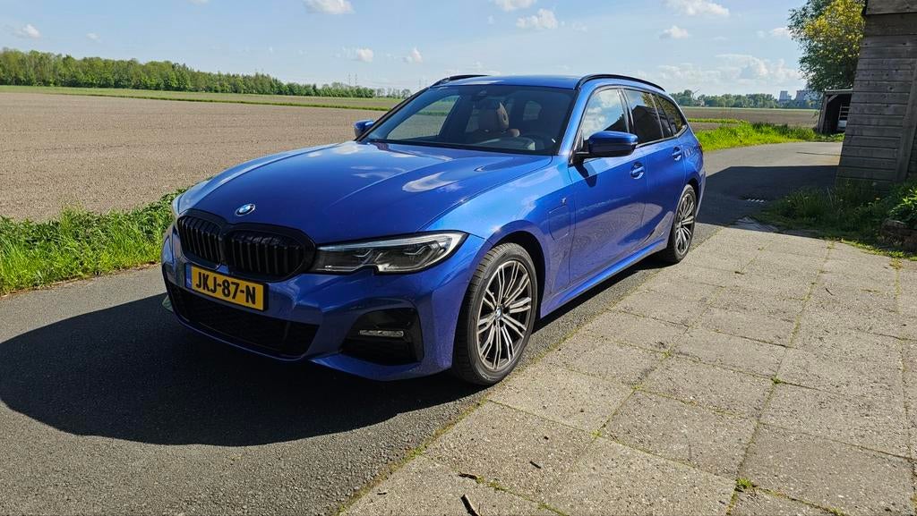 BMW 3-Serie 330e M-Sport | Pano | Laser | 360 | Trekhaak, 1998 cc, Achterwielaandrijving, Parkeerassistent, 4 cilinders