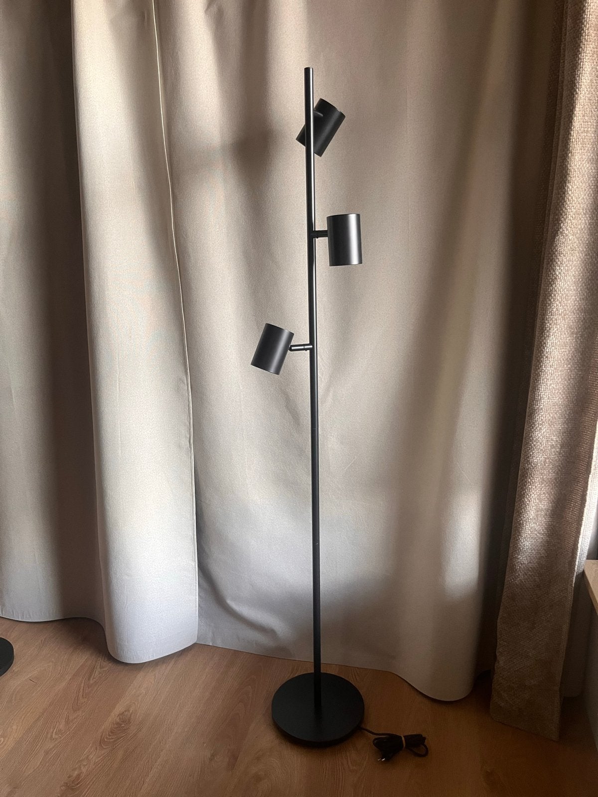 IKEA Vloerlamp & Bureaulamp met draadloos opladen, Gebruikt, Zwart, GU10, USB-aansluiting
