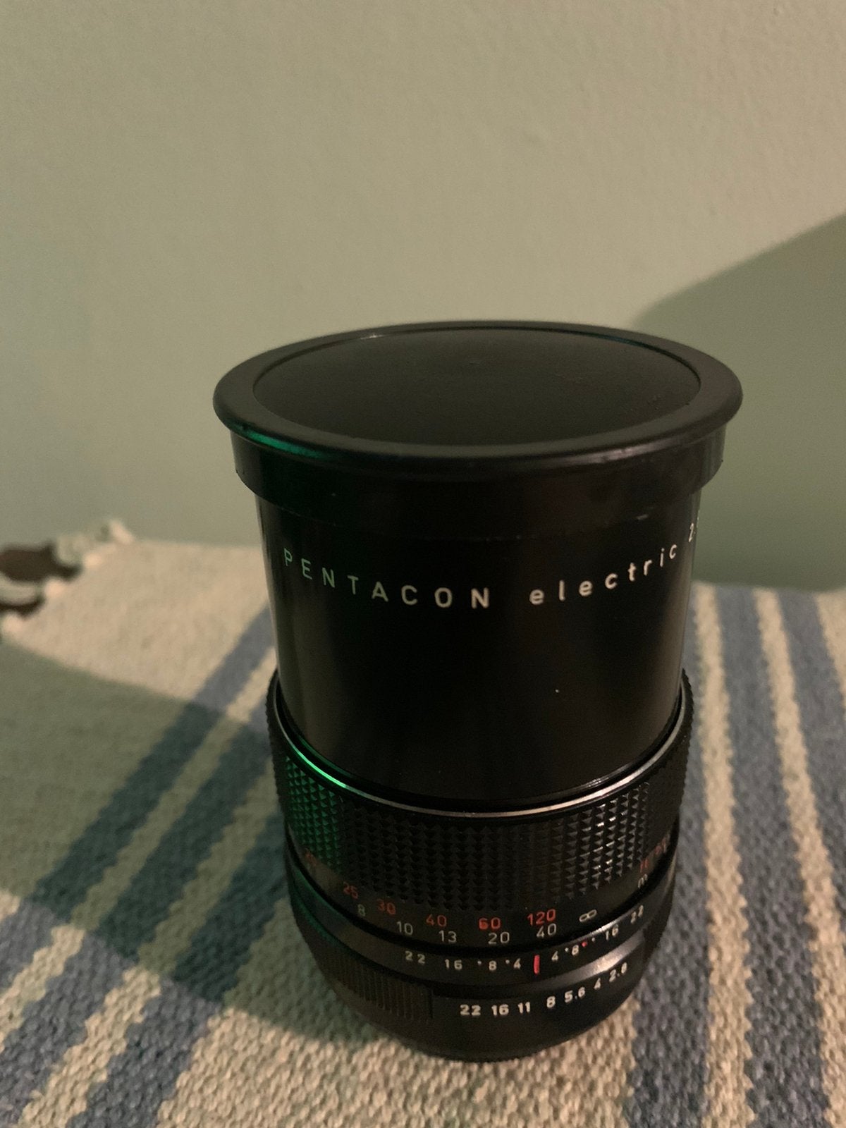 Pentacon Electric 2.8 135 MC lens in heel nette staat (M42), Ophalen of Verzenden, Zo goed als nieuw, Telelens