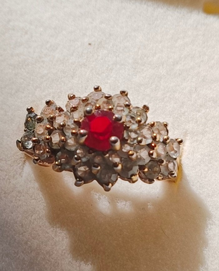 Vintage goud kleurig Ring met Rode Steen en Witte Steentjes, Overige materialen, Gebruikt, Verzenden, 17 tot 18