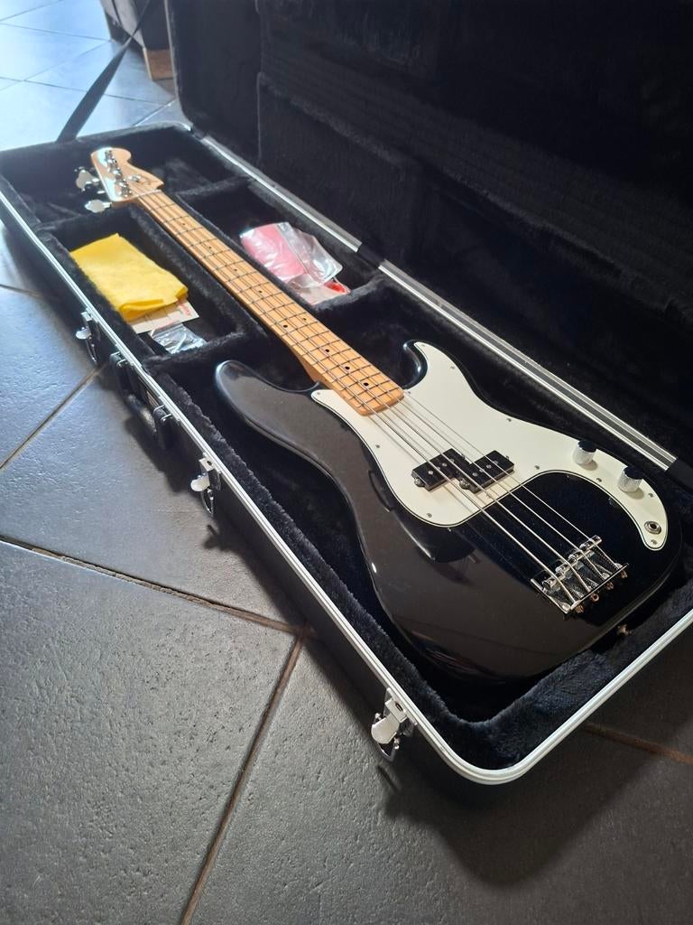 Fender standard p bass + Gator koffer + Fender Rumble 15 V3, Muziek en Instrumenten, Snaarinstrumenten | Gitaren | Bas, Ophalen