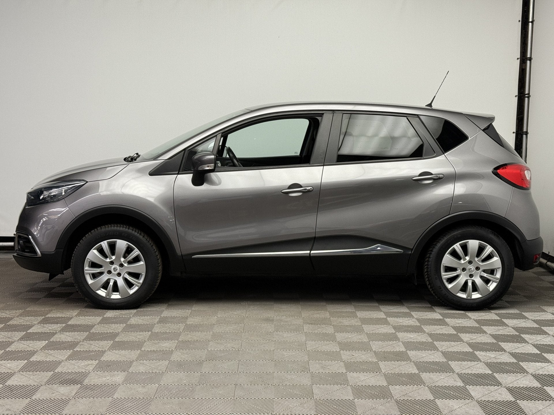 Renault Captur 0.9 TCe Expression Navi Camera 1e Eigenaar, Auto's, Voorwielaandrijving, Stof, Gebruikt, Met garantie (alle)