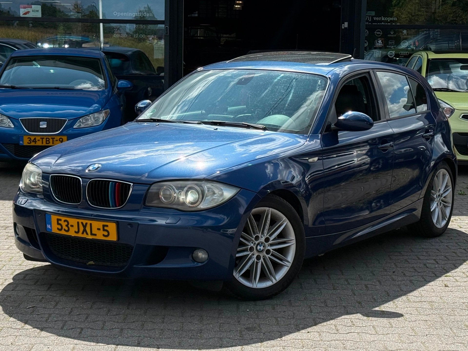 BMW 1-serie 118i High Executive M-PAKKET/DAKJE/MEMORY/PDC/NA, Auto's, BMW, 1-Serie, Achterwielaandrijving, Zwart, Blauw