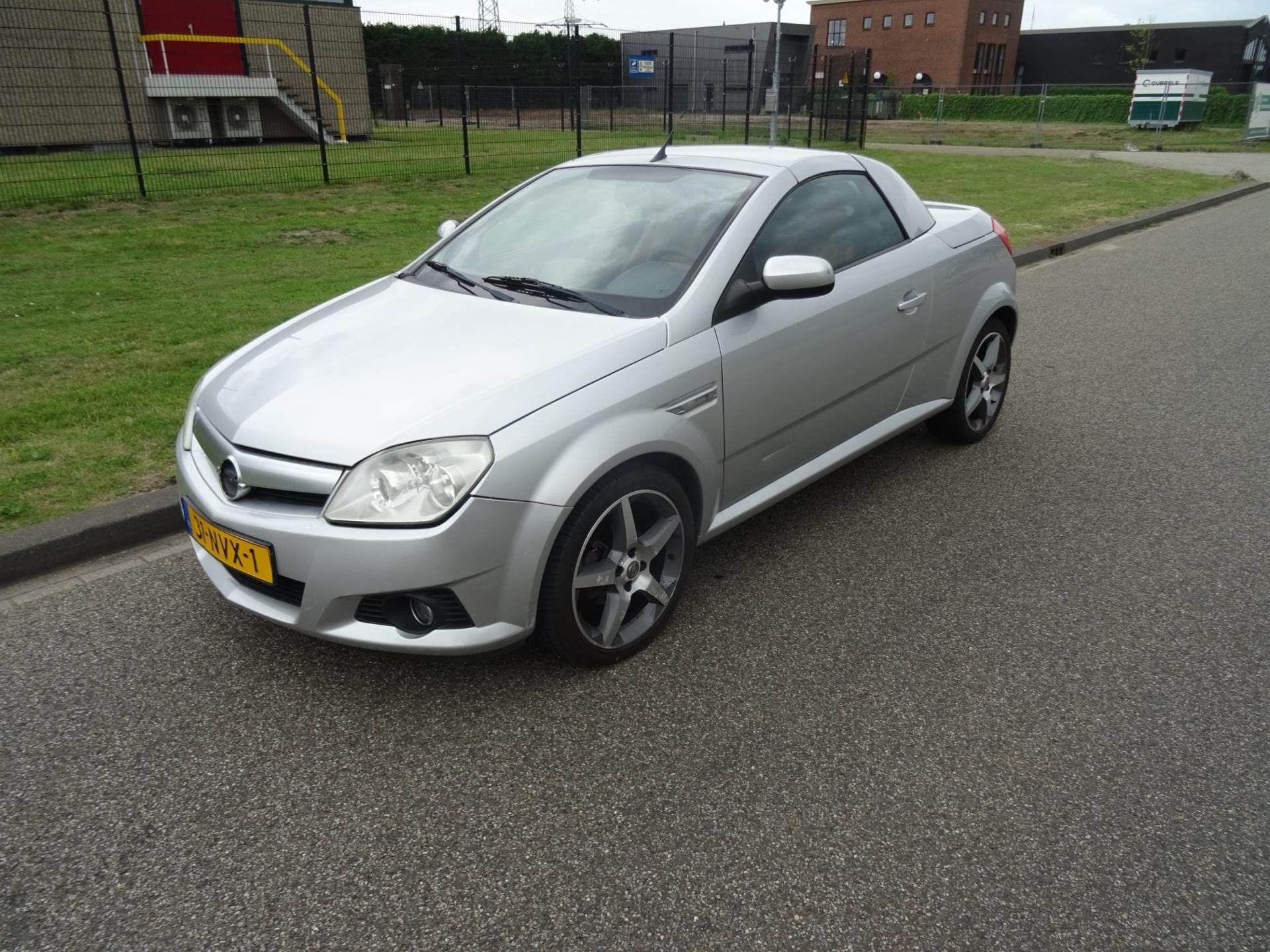 Opel Tigra TwinTop 1.4-16V Rhythm, Voorwielaandrijving, Gebruikt, 4 cilinders, Cabriolet