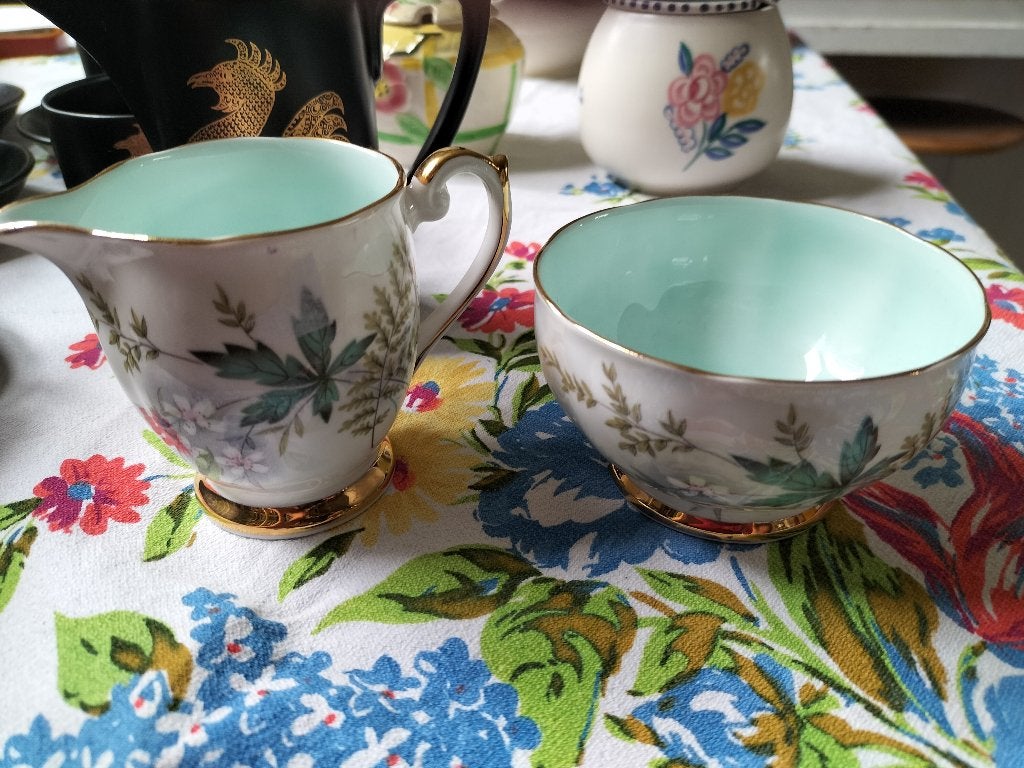 Suikerpot en melkkan by queen Anne fine bone China, Verzamelen, Ophalen, Zo goed als nieuw, Porselein, Overige typen