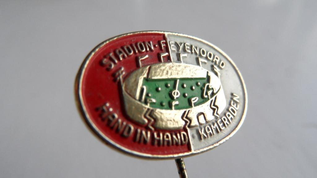 Feyenoord Stadion hand in hand kameraden voetbal speld, Verzenden, Zo goed als nieuw, Sport, Speldje of Pin