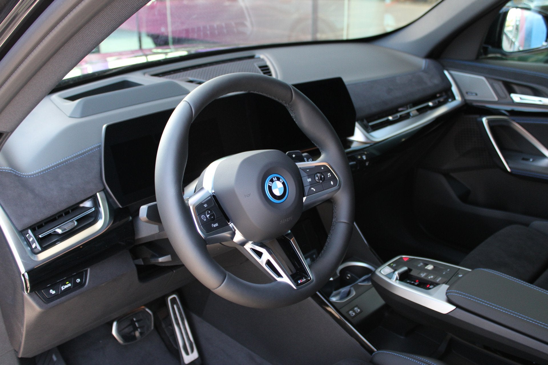 BMW X1 xDrive25e M Sport Automaat / Panoramadak / Trekhaak /, Auto's, Dealer onderhouden, Met garantie (alle), Zwart, Origineel Nederlands