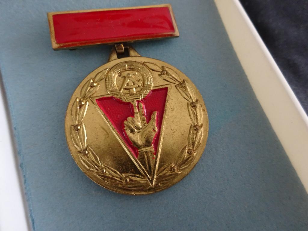 DDR: medaille Antifaschistischen Widerstandskämpfer, Verzamelen, Militaria | Algemeen, Ophalen of Verzenden, Landmacht, Duitsland