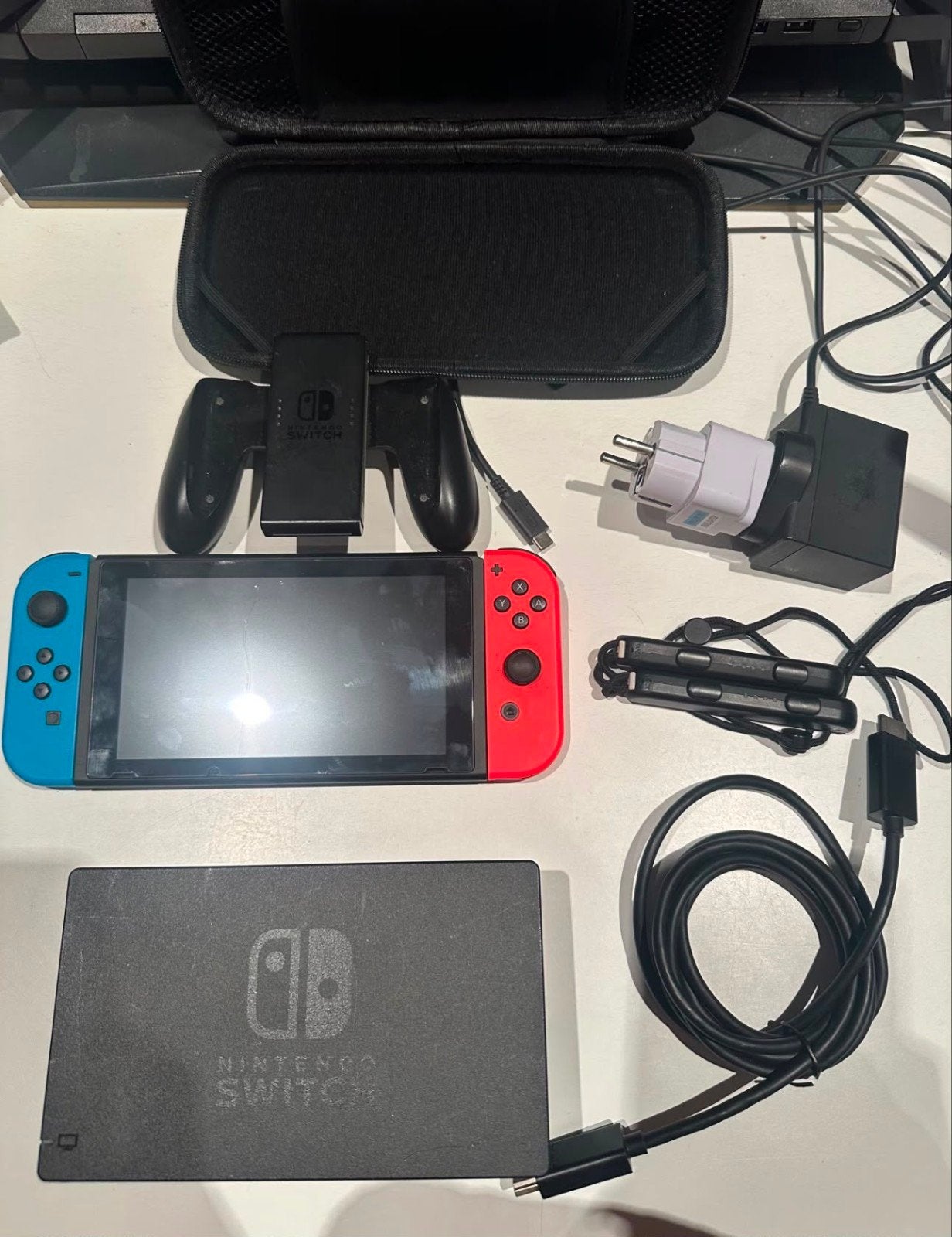 Nintendo Switch met defecte rode Joy-Con en UK lader, Spelcomputers en Games, Ophalen