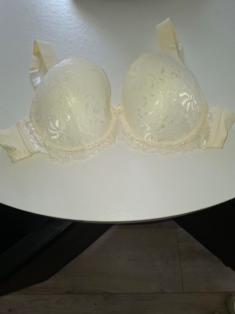 Nieuwe crèmekleurige bh met kant maat 100D, Kleding | Dames, Ophalen, Nieuw, Beige
