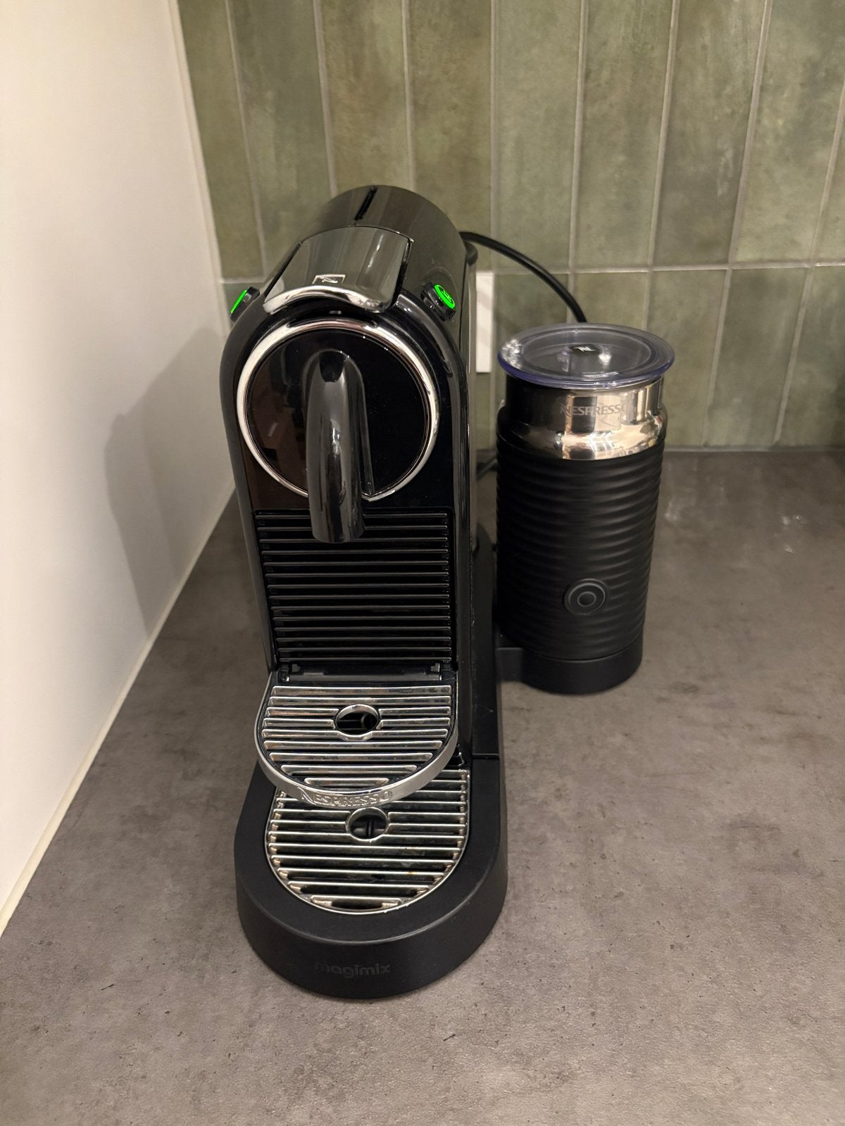 Nespresso Magimix koffiezetapparaat met melkopschuimer, Gebruikt, Espresso apparaat, Ophalen of Verzenden, 1 kopje