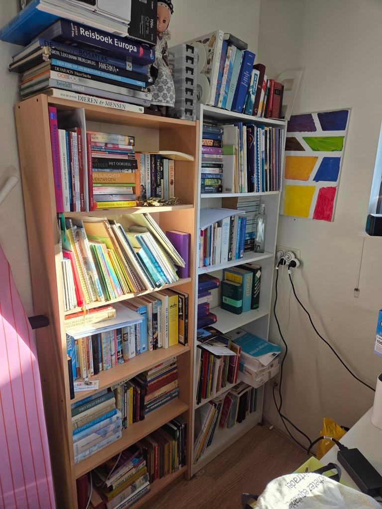 Twee Boekenkasten - Houtkleurig en Wit, Ophalen, Met plank(en), Gebruikt, Modern, functioneel