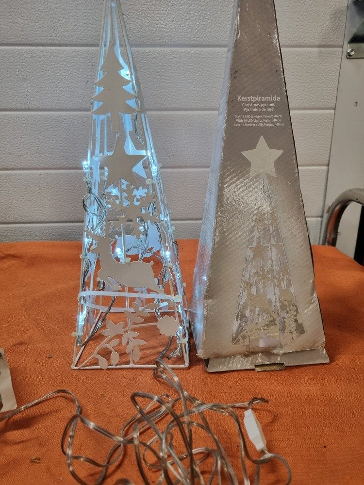 kerst piramide met verlichting metaal, Ophalen of Verzenden, 'T Olde Gre-j, Info@toldegrej.nl, Endepoelstraat 20f Didam