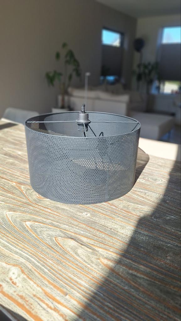 Mooie hanglamp met geperforeerde kap, Huis en Inrichting, Lampen | Hanglampen, Ophalen of Verzenden, Gebruikt, Metaal, Minder dan 50 cm