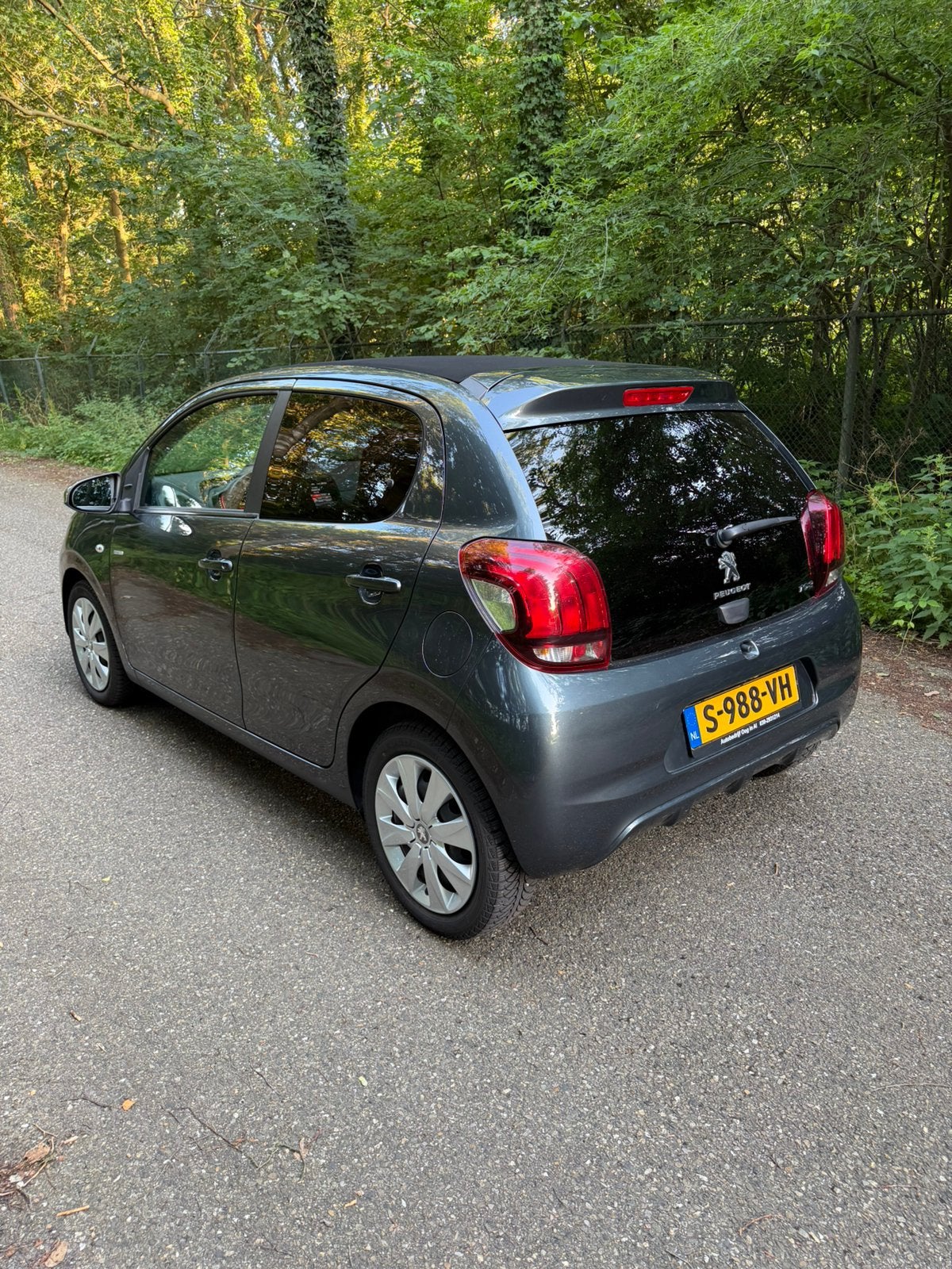 Foto 4 van Peugeot 108 1.0 E-vti 72pk 5D 2019 Grijs Cabrio Top Staat!