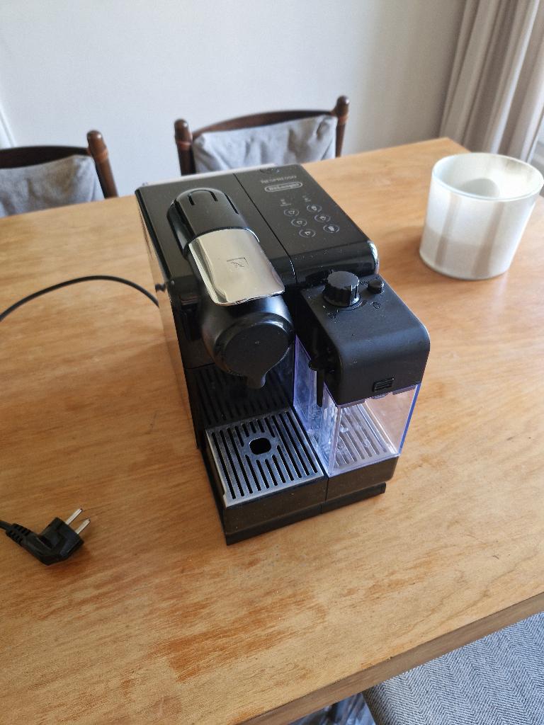 Nespresso DeLonghi machine, Witgoed en Apparatuur, Koffiezetapparaten, Ophalen, Koffiepads en cups, Gebruikt, Koffiemachine