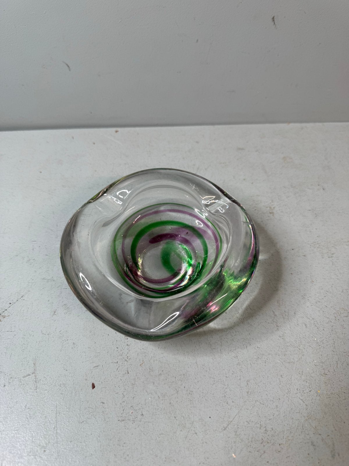 Glazen asbak met paarse en groene spiraal, Ophalen of Verzenden