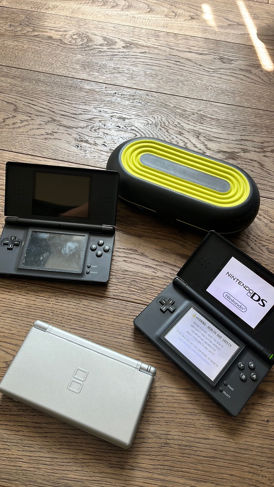 3x Nintendo DS incl. Bewaarbakje, Ophalen of Verzenden, Refurbished, Zilver, DS Lite