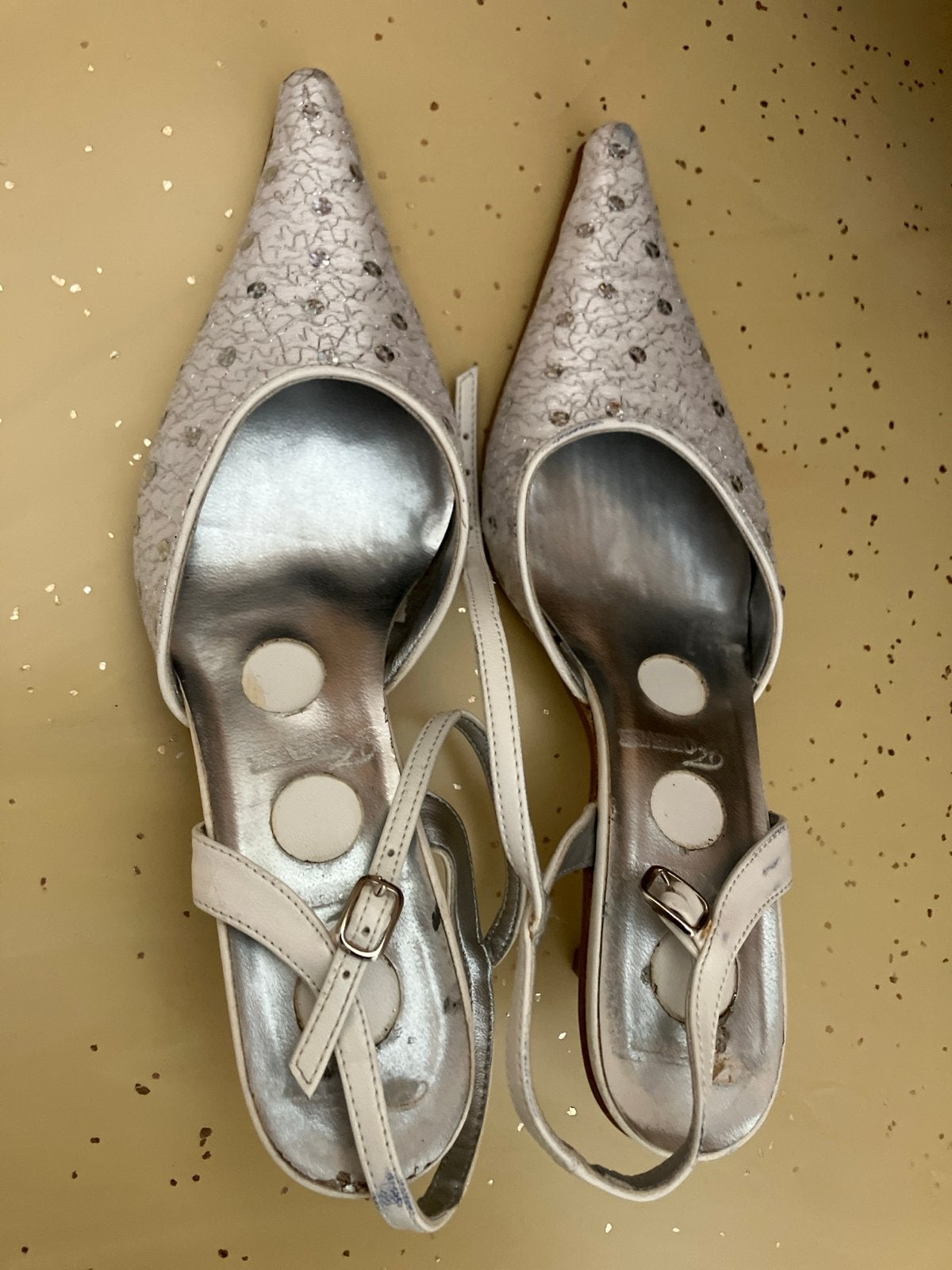 Elegante witte pumps met bandje mt 38, Ophalen of Verzenden, Gedragen, Wit, Pumps
