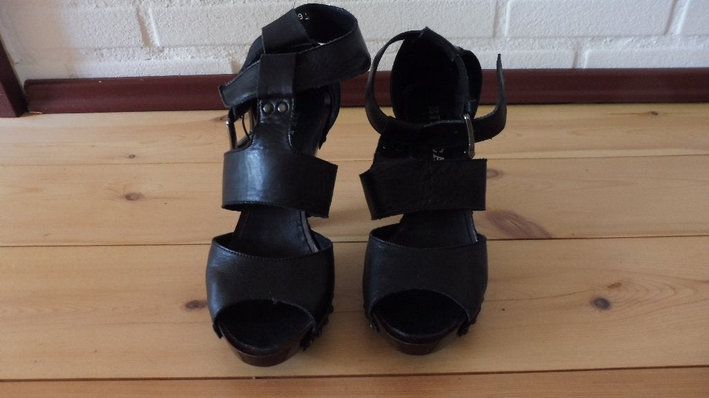 Stoere pump hout met zwart leer - maat 39, Kleding | Dames, Ophalen, Zwart, Gedragen, Pumps