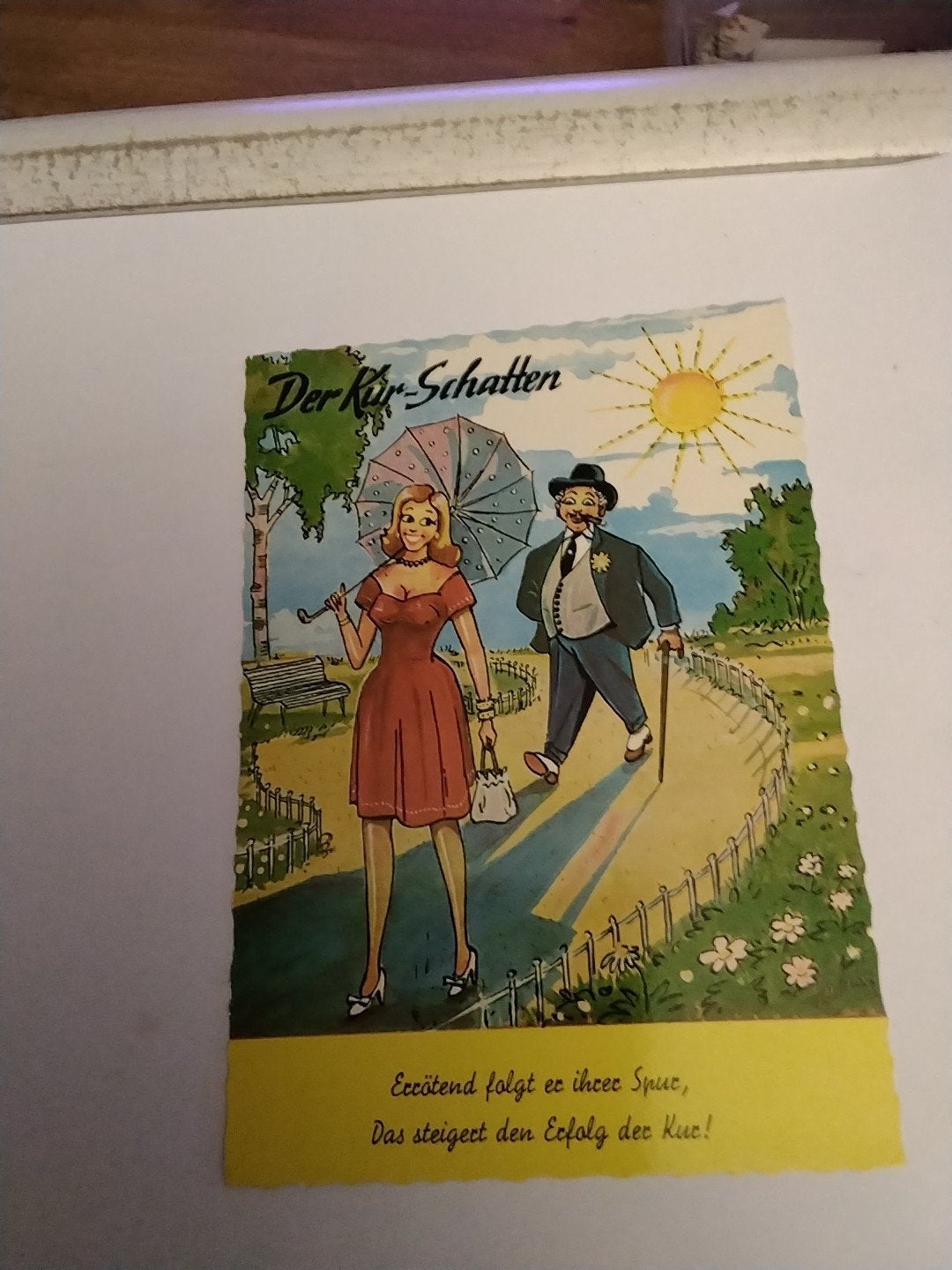 OUDERE HEER UIT KUR-OORD VOLGT ELEGANTE VROUW, Ophalen of Verzenden, 1940 tot 1960, Overige thema's