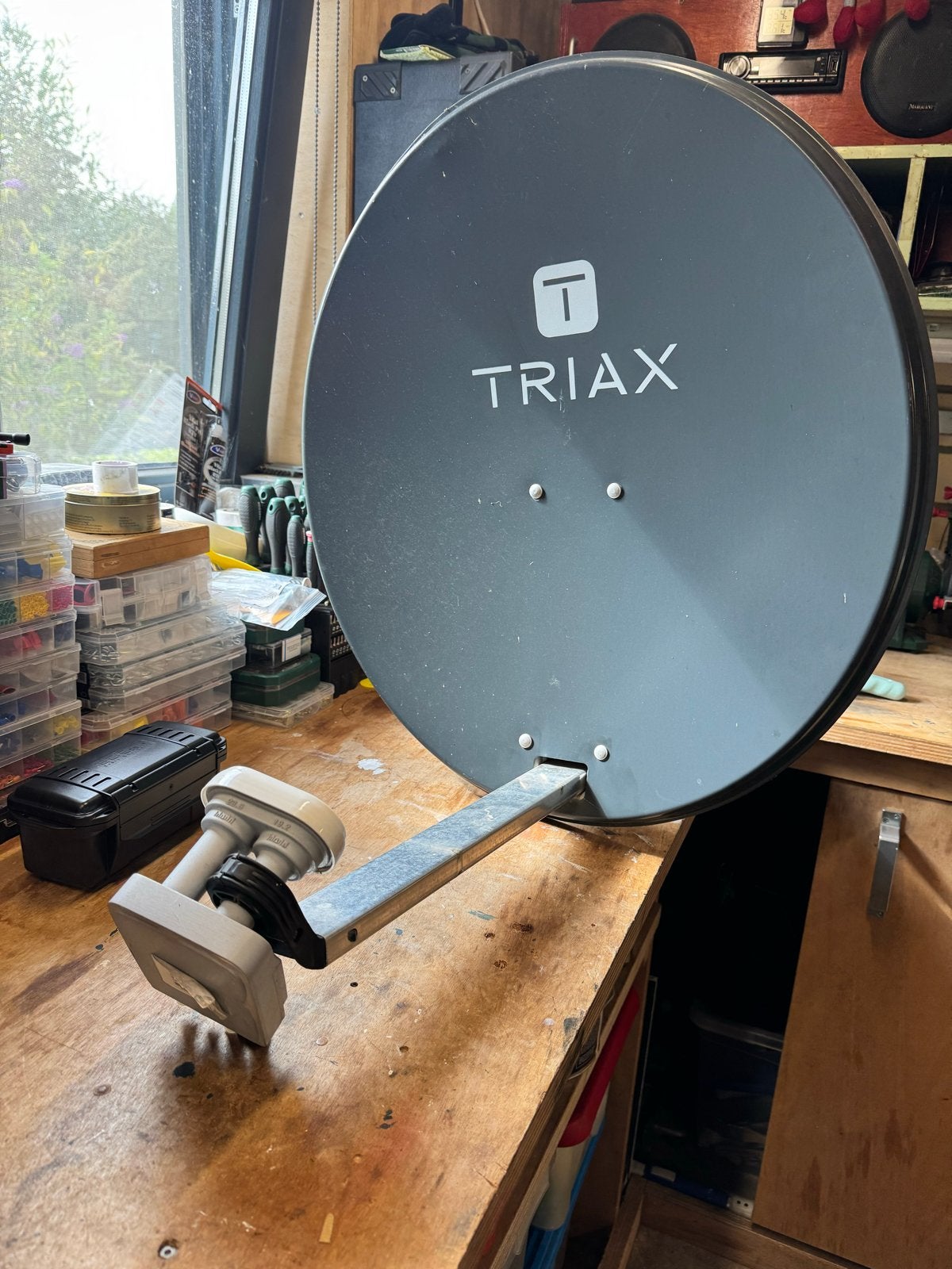 Satellietschotel 63 cm met duo kop en muursteun, Ophalen, Gebruikt, Antenne