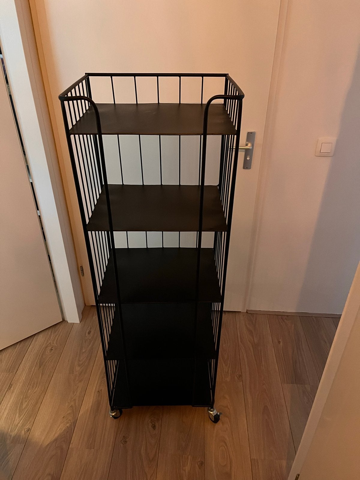 Zwart metalen rek op wielen - 4 planken, Ophalen, Zo goed als nieuw