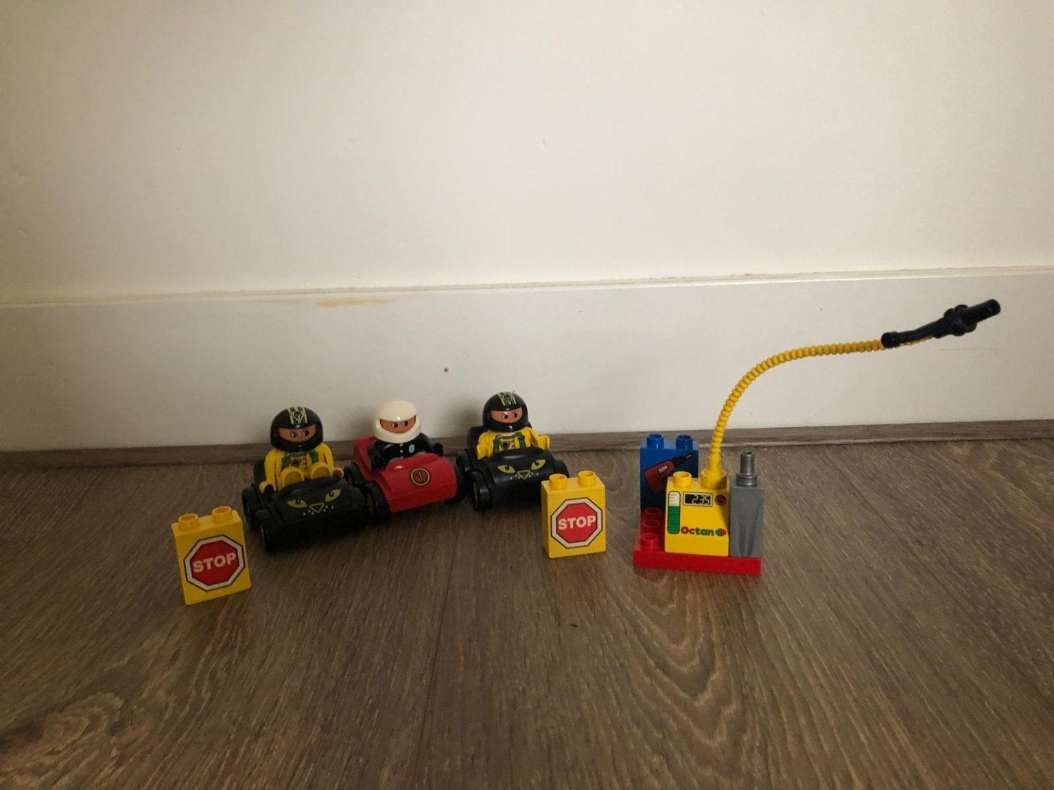 LEGO DUPLO racewagens met coureurs en Octan benzinepomp, Ophalen of Verzenden, Gebruikt