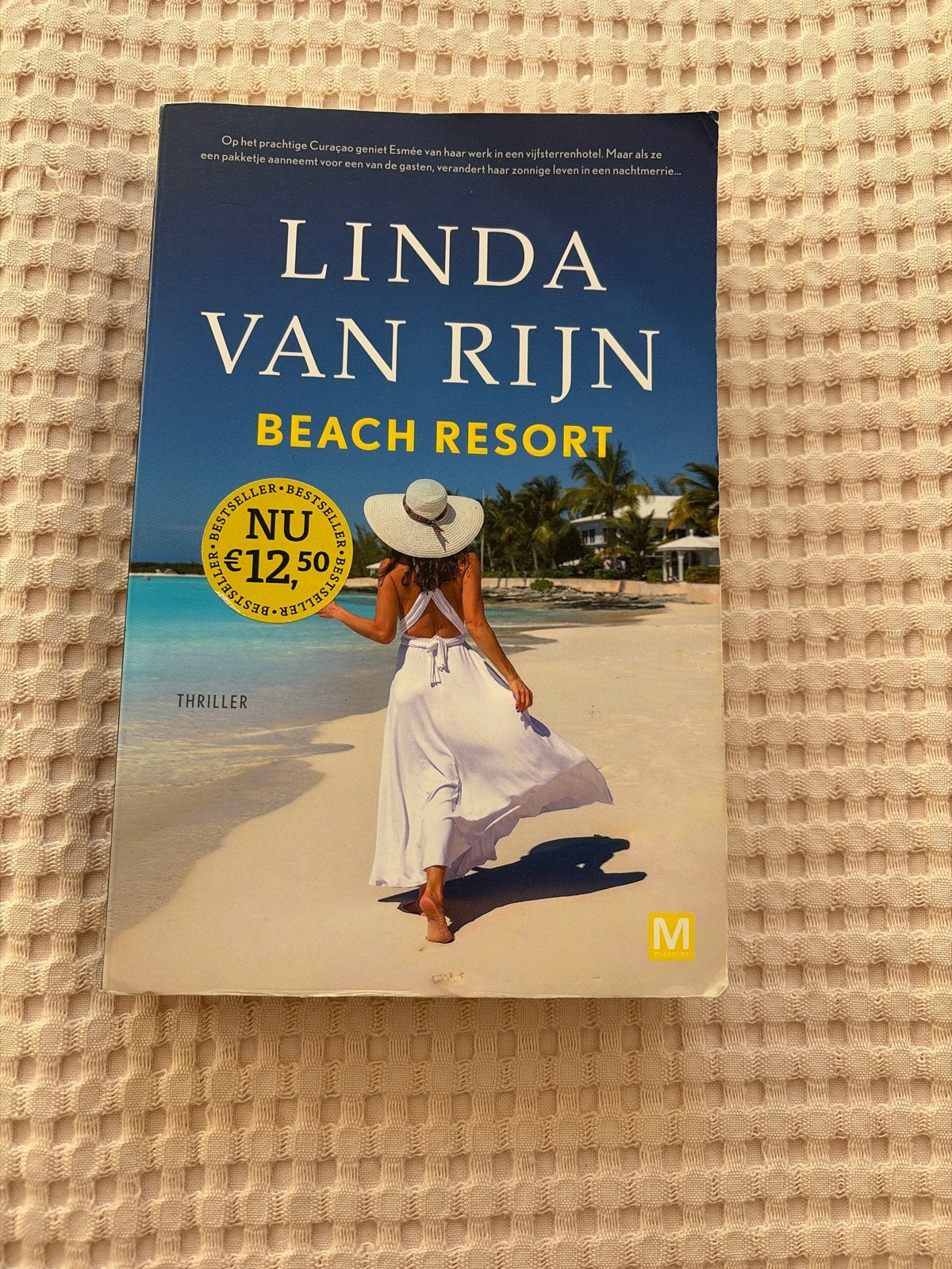 Linda van Rijn - Beach Resort (Thriller), Ophalen of Verzenden, Gelezen