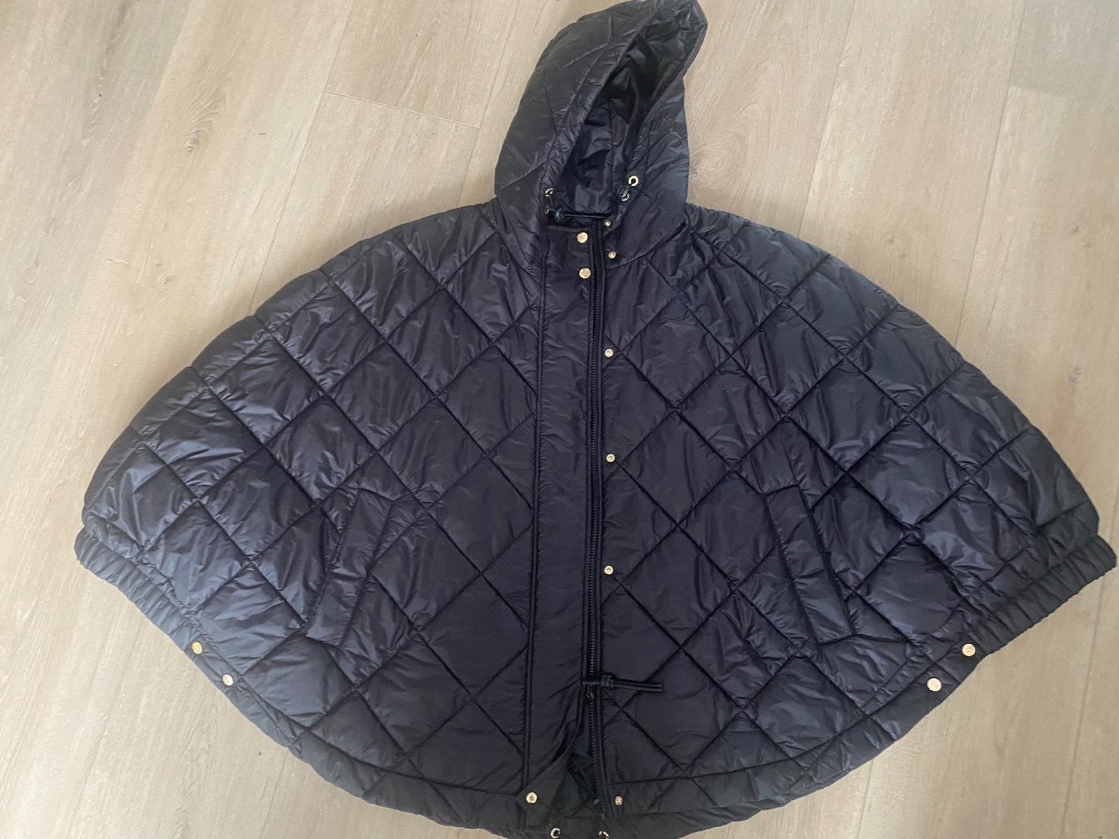 Deblon gewatteerde cape met capuchon, Ophalen, Zo goed als nieuw, Maat 36 (S), Zwart