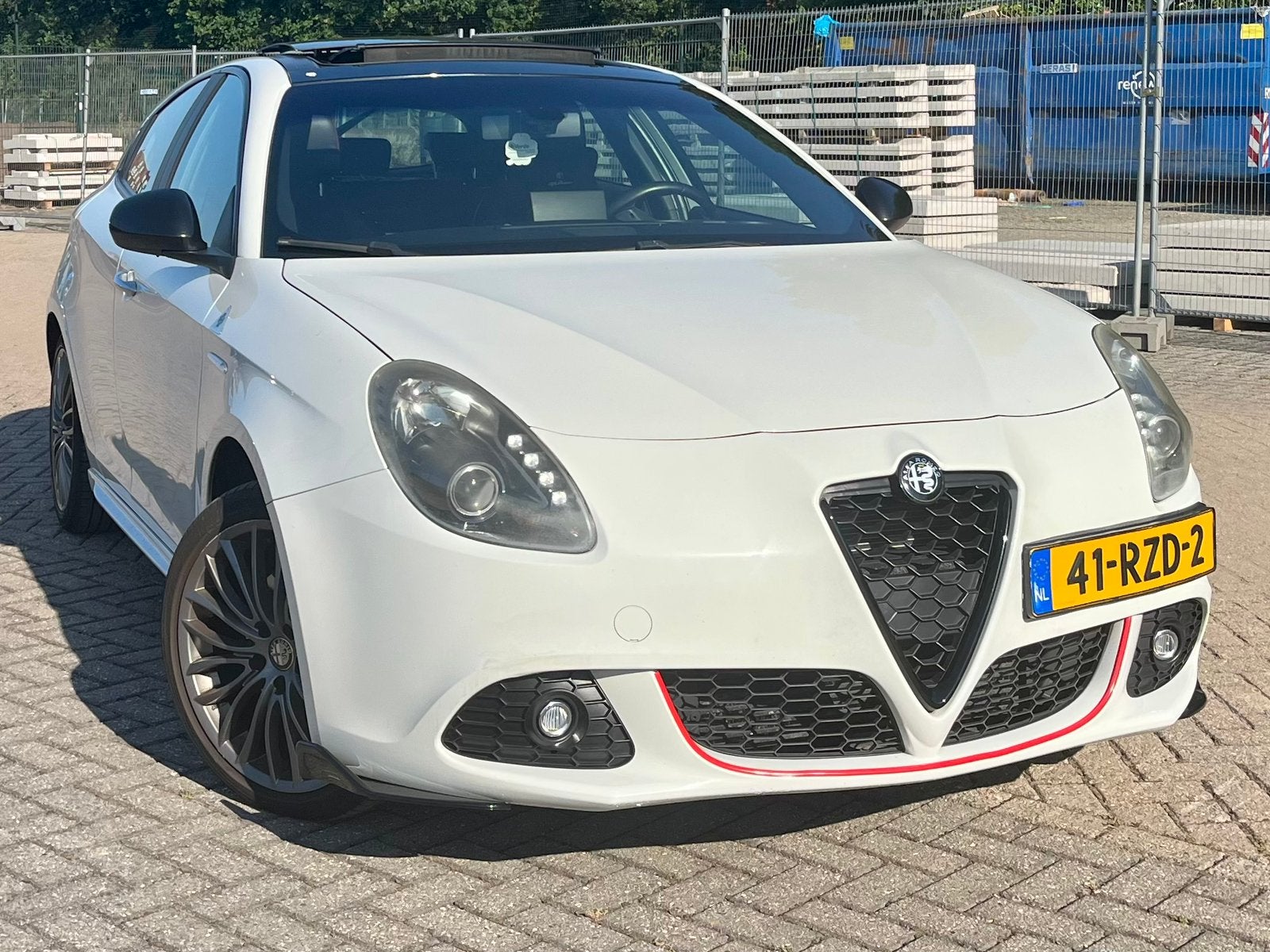 Alfa Romeo Giulietta/170 PK/ Wit/ NAP/ Veel opties!, Auto's, Voorwielaandrijving, Zwart, 4 cilinders, Leder en Stof