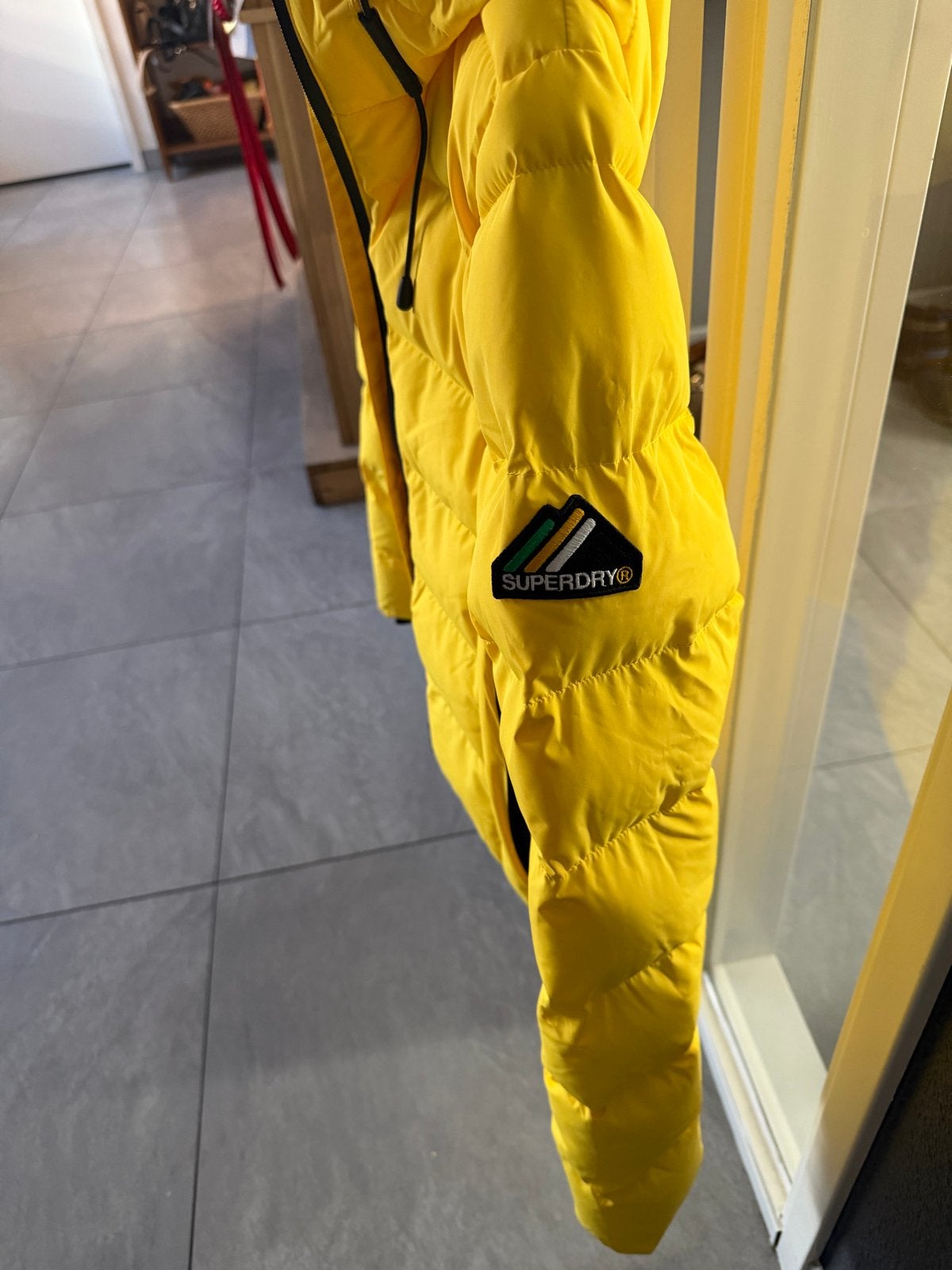 Superdry Geel Pufferjack - Zo goed als nieuw, Kleding | Dames, Jassen | Winter, Ophalen, Zo goed als nieuw, Maat 38/40 (M), Geel