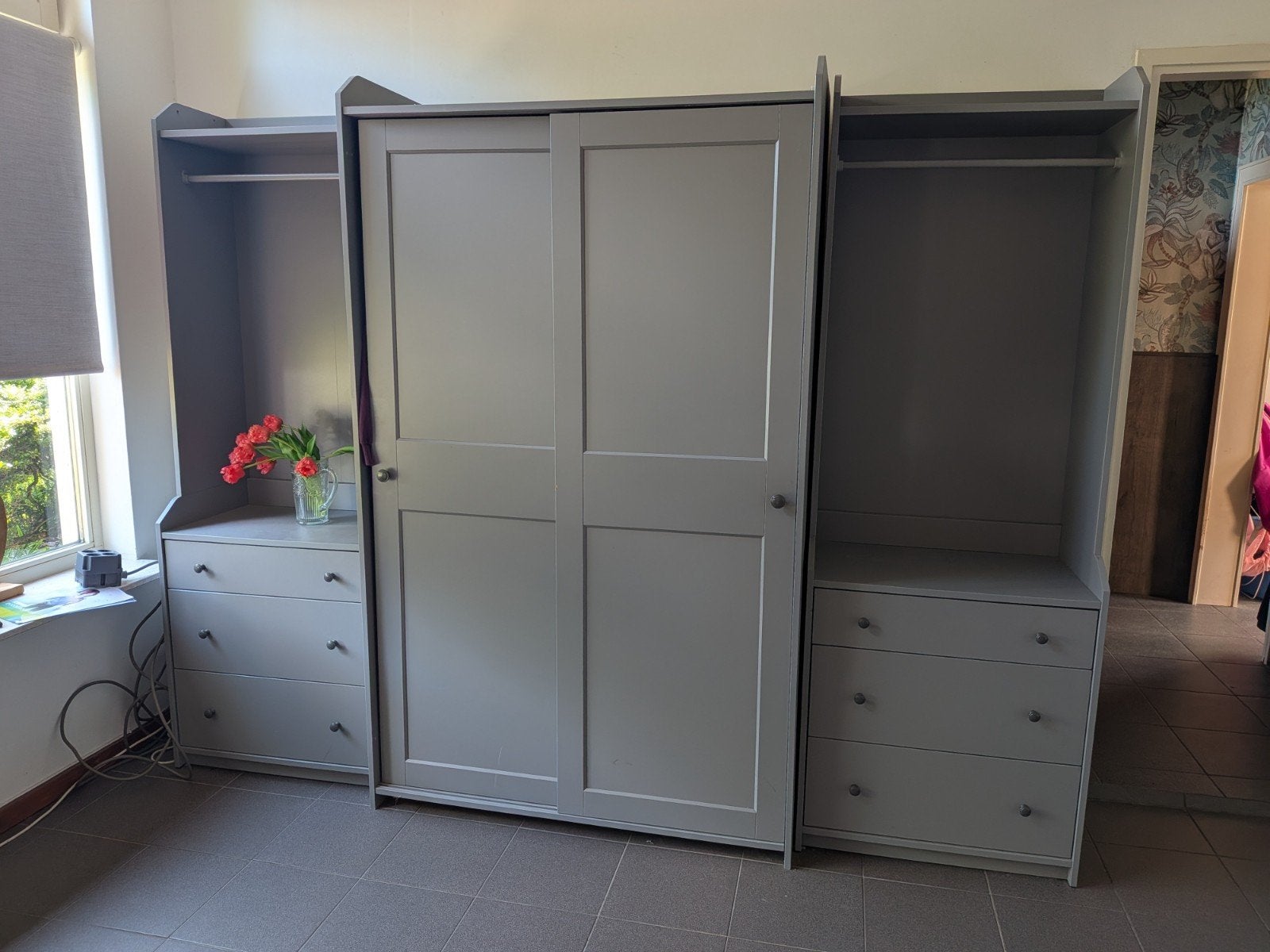 Grijze Hauga Ikea kledingkast met schuifdeuren en lades, Gebruikt, 100 tot 150 cm, Modern, 150 tot 200 cm