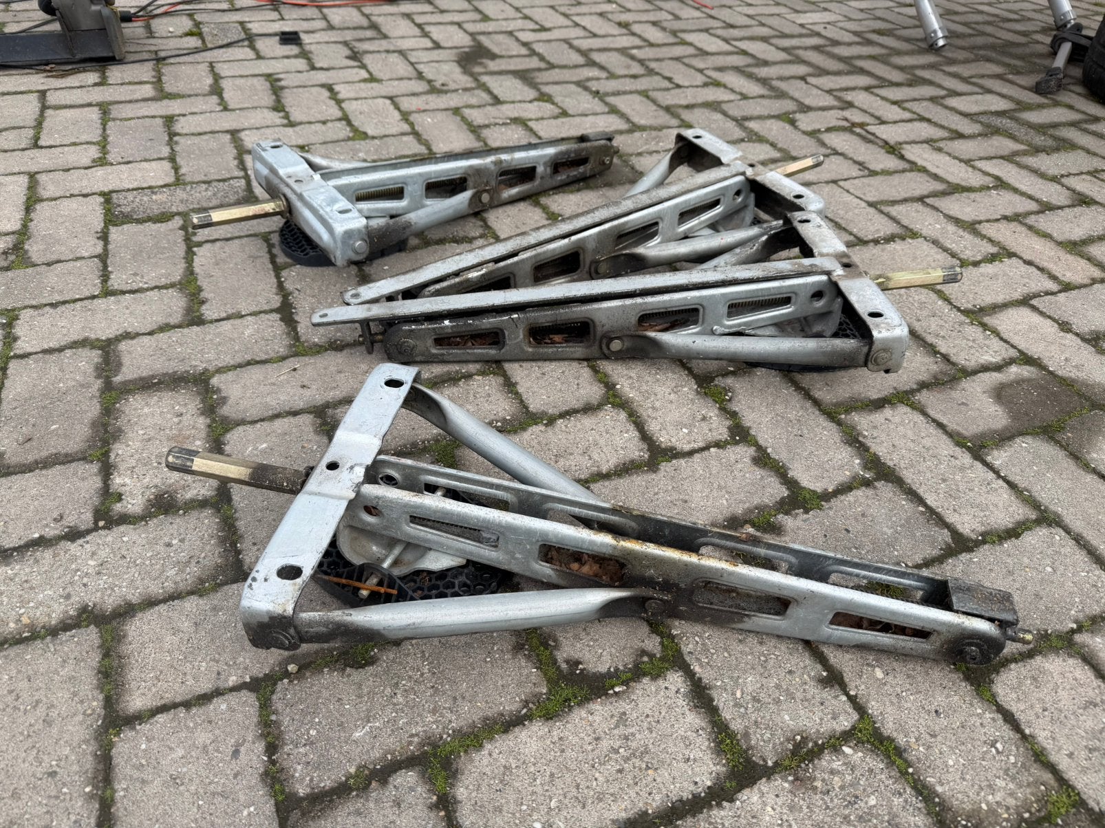 Caravan aanganger steunpoten uitdraaisteunen, Ophalen, Zo goed als nieuw